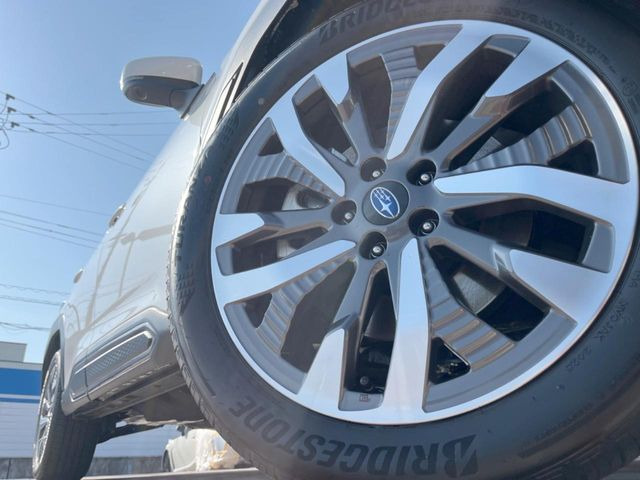 �y����19�C���`�A���~�z�C�[���z�O�ςɃ}�b�`���������A���~�z�C�[���𑕒����Ă���܂��B�e��ЊO�A���~�z�C�[����A�X�^�b�h���X�^�C�����戵�����Ă���܂��B���񂲑��k����������