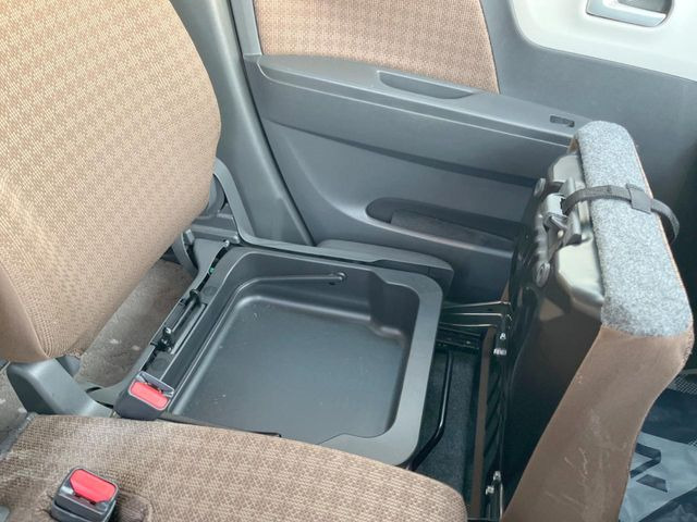 �y�V�[�g�A���_�[�{�b�N�X�z�V�[�g�̉��ɑ�e�ʂ̎��[�X�y�[�X��������Ă���A�C���ԃO�b�Y�ȂǁA�O���猩��ꂽ���Ȃ����̂�����������[�ł��ĕ֗�!