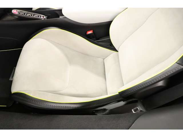 �h���C�o�[�𒆐S�Ƀf�U�C�����ꂽ�R�b�N�s�b�g�B�ŐV�C���^�[�t�F�[�X�Ɛ��k�Ɏd�グ��ꂽ�C���e���A���}�N���[�����̐��E�ς����o�B