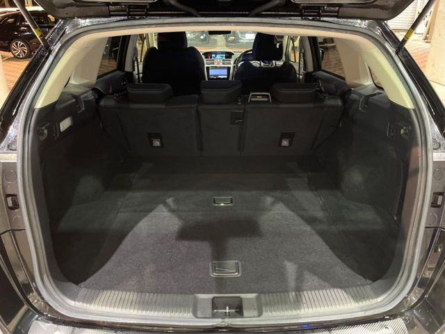 ���i�̂���������ʋ΁A���}���ɏ\���ȉ׎��X�y�[�X���m�ۂ��Ă���܂��B�Z�J���h�V�[�g��|���ƁA�傫�ȉו��̐ύڂ��\�ł���