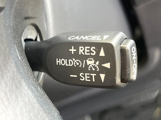 【レーダークルーズコントロール】高速道路での長距離走行が楽に!!自動で速度を保つクルーズコントロールが、衝突軽減システムと連携し、前方の車両を感知して車間を保つように速度調節してくれます!!