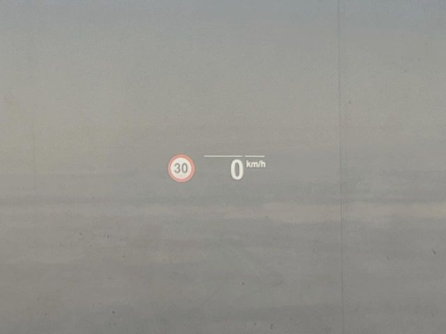 ���w�b�h�A�b�v�f�B�X�v���C:���݂̑��x�⑖�s�����f�W�^���\���ŉ^�]�ȑO���̃K���X�ɓ��e!�^�]���A���������炳���K�v�ȏ����m�F�ł���̂łƂ��Ă��֗��ň��S!