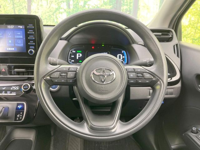 �C���e���A�ɍ��킹���f�U�C���̃X�e�A�����O�́A�^�]�������̂��Ƃ��l���A�^�]���₷���`��A�傫���ł��B�����x�A���ۂɐG���Ă��m���߂��������B