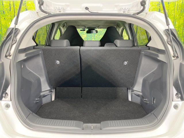 ���i�̂���������ʋ΁A���}���ɏ\���ȉ׎��X�y�[�X���m�ۂ��Ă���܂��B�Z�J���h�V�[�g��|���ƁA�傫�ȉו��̐ύڂ��\�ł���