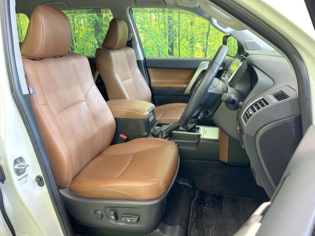 【ブラウンレザーシート】デザイン性が高く、高級感のある茶革シート。常に体に触れる部分だから、座り心地の良さにはこだわりたいですね♪汚れの付着や劣化を抑制する内装コーティング施工もおススメですよ♪