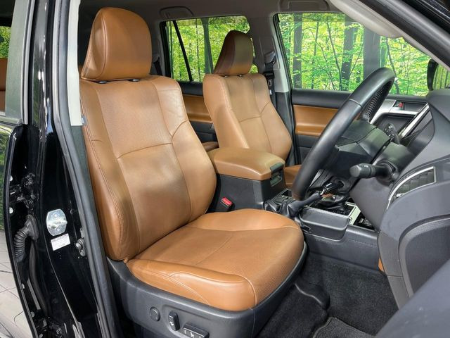 【ブラウンレザーシート】デザイン性が高く、高級感のある茶革シート。常に体に触れる部分だから、座り心地の良さにはこだわりたいですね♪汚れの付着や劣化を抑制する内装コーティング施工もおススメですよ♪