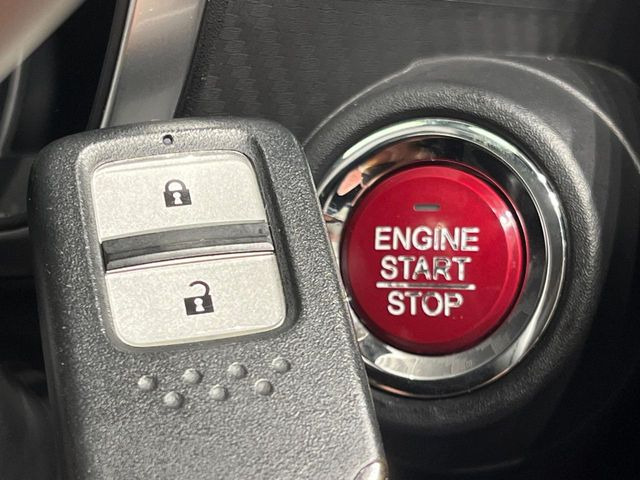 �yHonda�X�}�[�g�L�[�z�J�o����|�P�b�g�ɓ��ꂽ�܂܂ł��h�A�̎{���E�������\�ȃX�}�[�g�L�[�𑕔��B�G���W���̃I���E�I�t�����J�M�����o���K�v����������Ƃ��Ă��֗��ł���