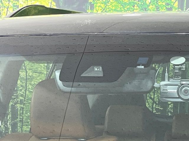 【トヨタセーフティセンス】走行中に前方の車両等を認識し、衝突しそうな時は警報とブレーキで衝突回避と被害軽減をアシスト。より安全にドライブをお楽しみいただけます。