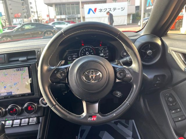 �y�����v�����X�e�A�����O�z�㎿�Ȋv���g�p���邱�ƂŁA��ɂ����������݂ƂĂ��^�]���₷���n���h���ł���