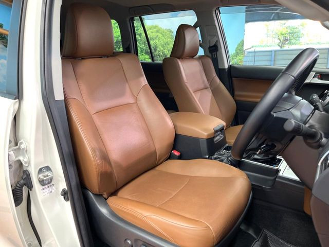 【本革シート】上質な本革を使用し、高級感あふれる本革シート。常に体に触れる部分だから、座り心地の良さにはこだわりたいですね♪汚れの付着や劣化を抑制する内装コーティング施工もおススメですよ♪