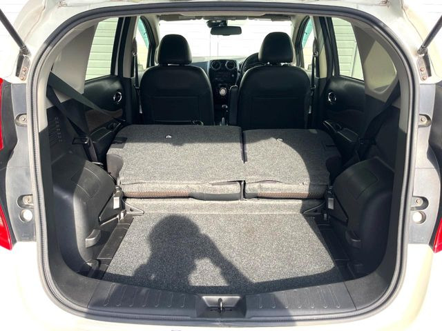 ���i�̂���������ʋ΁A���}���ɏ\���ȉ׎��X�y�[�X���m�ۂ��Ă���܂��B�Z�J���h�V�[�g��|���ƁA�傫�ȉו��̐ύڂ��\�ł���