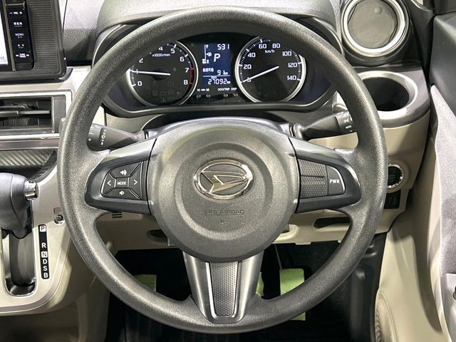 �C���e���A�ɍ��킹���f�U�C���̃X�e�A�����O�́A�^�]�������̂��Ƃ��l���A�^�]���₷���`��A�傫���ł��B�����x�A���ۂɐG���Ă��m���߂��������B