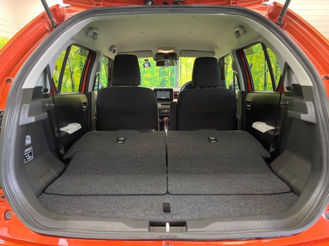 ���i�̂���������ʋ΁A���}���ɏ\���ȉ׎��X�y�[�X���m�ۂ��Ă���܂��B�Z�J���h�V�[�g��|���ƁA�傫�ȉו��̐ύڂ��\�ł���