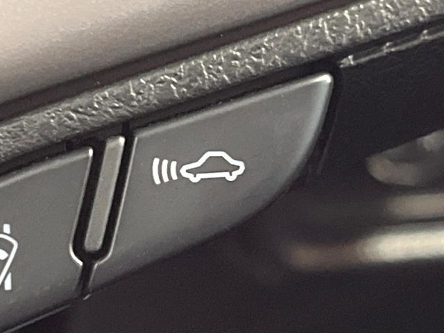 【プリクラッシュセーフティ】前方の車両等を検知し、衝突しそうな時は警報で注意を促し、ブレーキを踏む力をサポート。ブレーキを踏めなかった場合は衝突被害軽減ブレーキが作動、衝突回避をサポートします。