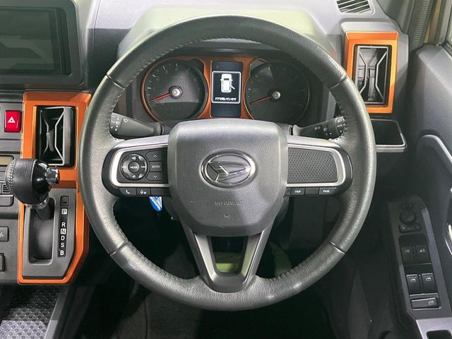 �C���e���A�ɍ��킹���f�U�C���̃X�e�A�����O�́A�^�]�������̂��Ƃ��l���A�^�]���₷���`��A�傫���ł��B�����x�A���ۂɐG���Ă��m���߂��������B