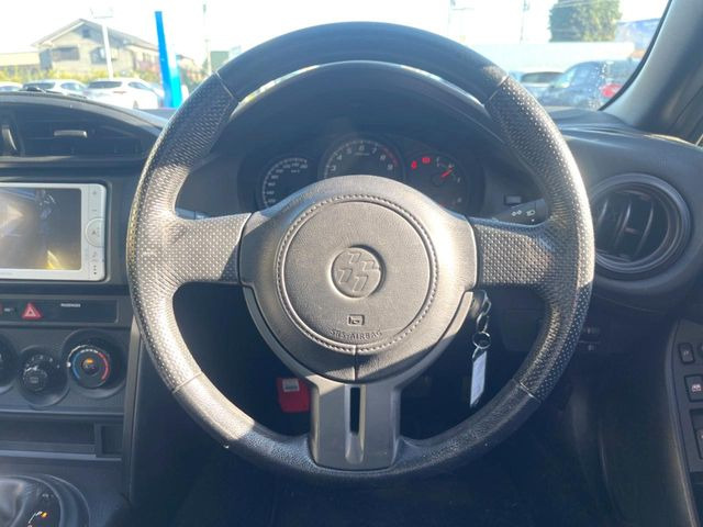 �y�����v�����X�e�A�����O�z�㎿�Ȋv���g�p���邱�ƂŁA��ɂ����������݂ƂĂ��^�]���₷���n���h���ł���