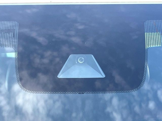 �y�z���_�Z���V���O�z���s���ɑO���̎ԗ�����F�����A�Փ˂������Ȏ��͌x��ƃu���[�L�ŏՓˉ���Ɣ�Q�y�����A�V�X�g�B�����S�Ƀh���C�u�����y���݂��������܂��B