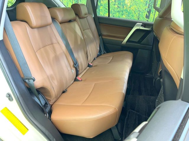 後部座席も気になるようなキズ・汚れやへたり等、大きなダメージはなく、良好な状態です。