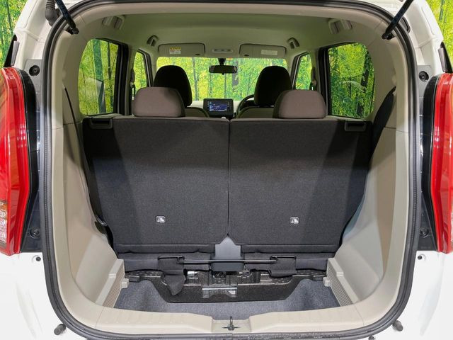 ���i�̂���������ʋ΁A���}���ɏ\���ȉ׎��X�y�[�X���m�ۂ��Ă���܂��B�Z�J���h�V�[�g��|���ƁA�傫�ȉו��̐ύڂ��\�ł���