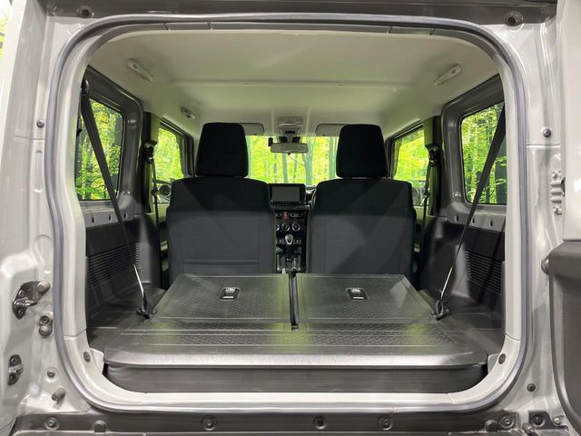 ���i�̂���������ʋ΁A���}���ɏ\���ȉ׎��X�y�[�X���m�ۂ��Ă���܂��B�Z�J���h�V�[�g��|���ƁA�傫�ȉו��̐ύڂ��\�ł���