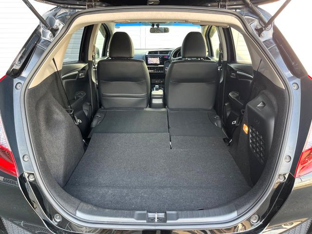 ���i�̂���������ʋ΁A���}���ɏ\���ȉ׎��X�y�[�X���m�ۂ��Ă���܂��B�Z�J���h�V�[�g��|���ƁA�傫�ȉו��̐ύڂ��\�ł���