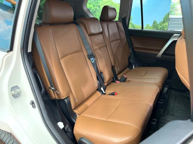 後部座席も気になるようなキズ・汚れやへたり等、大きなダメージはなく、良好な状態です。