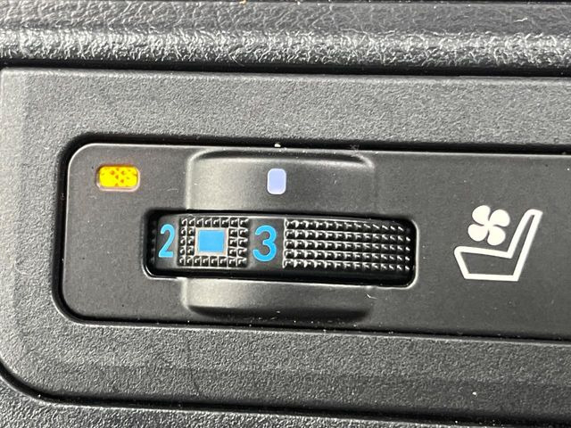 【シートベンチレーション】夏場は涼しい風でお尻や背中の熱やムレを防ぎ、冬はエアコンよりも早く温まってポカポカに!季節を問わず快適に過ごせます。