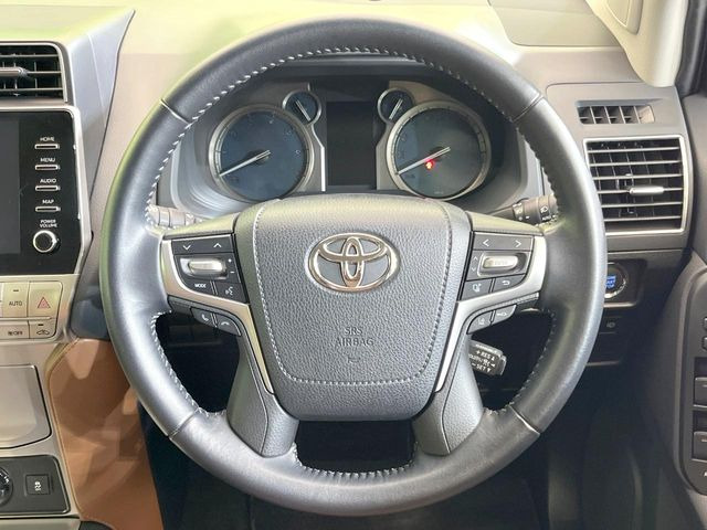 ステアリングも使用感が少なく、きれいな状態となっております♪