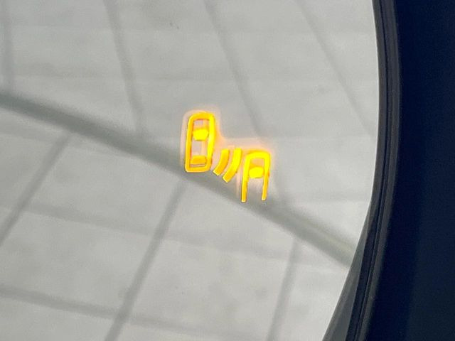 【ブラインドスポットモニター】走行中、ドアミラーの死角になりやすい箇所に後続車が接近するとサイドミラーのレンズに警告を表示!ドライバーに注意喚起をしてくれます。