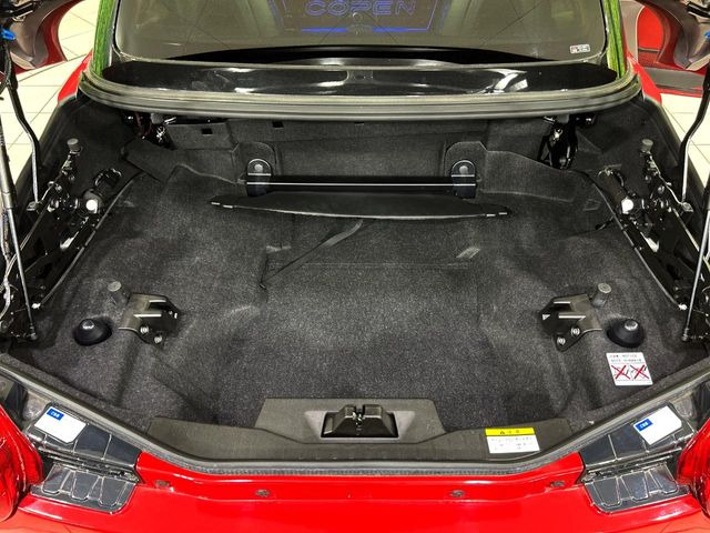 ���i�̂���������ʋ΁A���}���ɏ\���ȉ׎��X�y�[�X���m�ۂ��Ă���܂��B�Z�J���h�V�[�g��|���ƁA�傫�ȉו��̐ύڂ��\�ł���