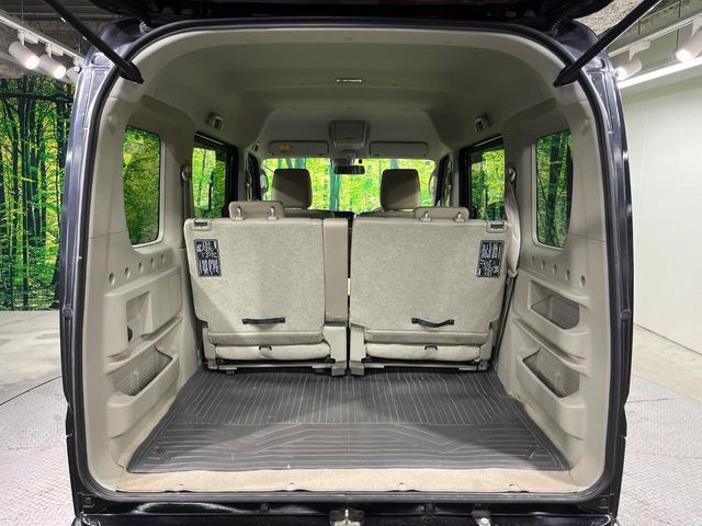 ���i�̂���������ʋ΁A���}���ɏ\���ȉ׎��X�y�[�X���m�ۂ��Ă���܂��B�Z�J���h�V�[�g��|���ƁA�傫�ȉו��̐ύڂ��\�ł���