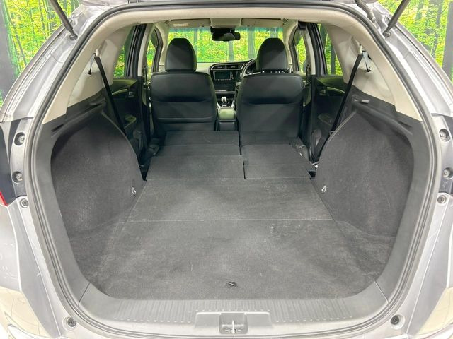 ���i�̂���������ʋ΁A���}���ɏ\���ȉ׎��X�y�[�X���m�ۂ��Ă���܂��B�Z�J���h�V�[�g��|���ƁA�傫�ȉו��̐ύڂ��\�ł���