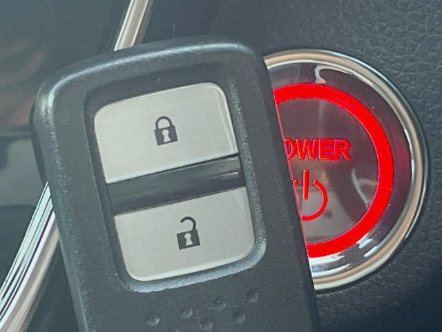 �yHonda�X�}�[�g�L�[�z�J�o����|�P�b�g�ɓ��ꂽ�܂܂ł��h�A�̎{���E�������\�ȃX�}�[�g�L�[�𑕔��B�G���W���̃I���E�I�t�����J�M�����o���K�v����������Ƃ��Ă��֗��ł���