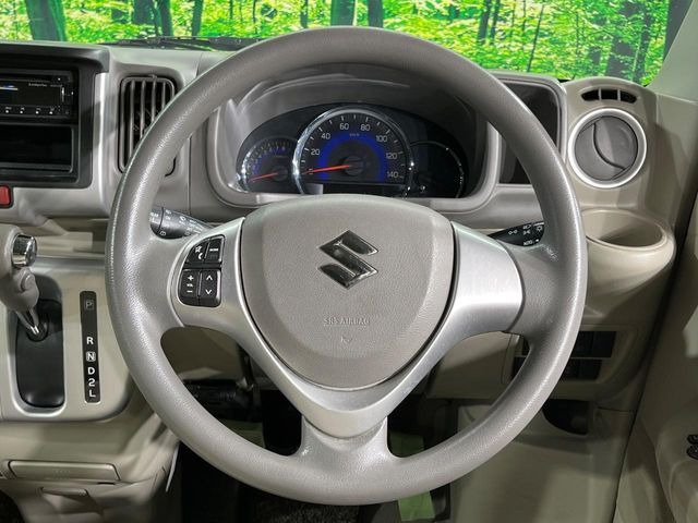 �C���e���A�ɍ��킹���f�U�C���̃X�e�A�����O�́A�^�]�������̂��Ƃ��l���A�^�]���₷���`��A�傫���ł��B�����x�A���ۂɐG���Ă��m���߂��������B