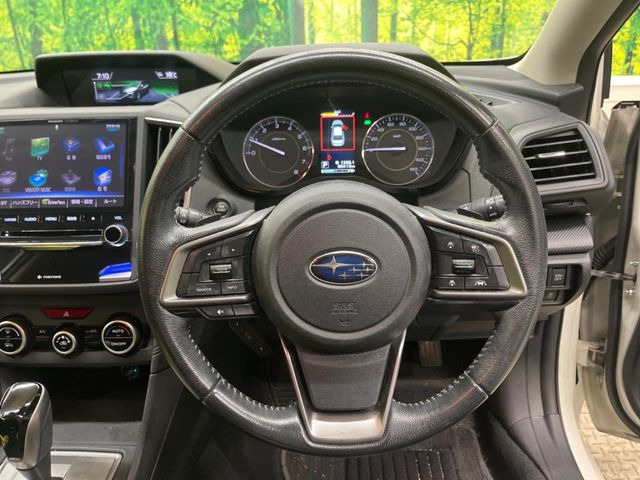 �C���e���A�ɍ��킹���f�U�C���̃X�e�A�����O�́A�^�]�������̂��Ƃ��l���A�^�]���₷���`��A�傫���ł��B�����x�A���ۂɐG���Ă��m���߂��������B