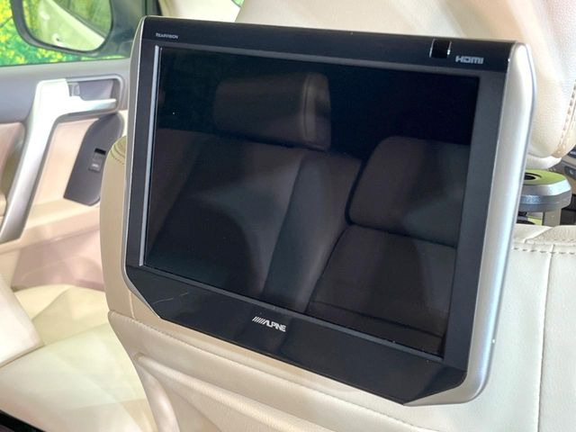 【後席モニター】家族や友人とお出かけする機会が多い方に大人気の後席モニターを装備!見やすい位置に画面がありテレビやDVDの視聴も快適!友達もお子様も、後席にしか乗らなくなるかも??