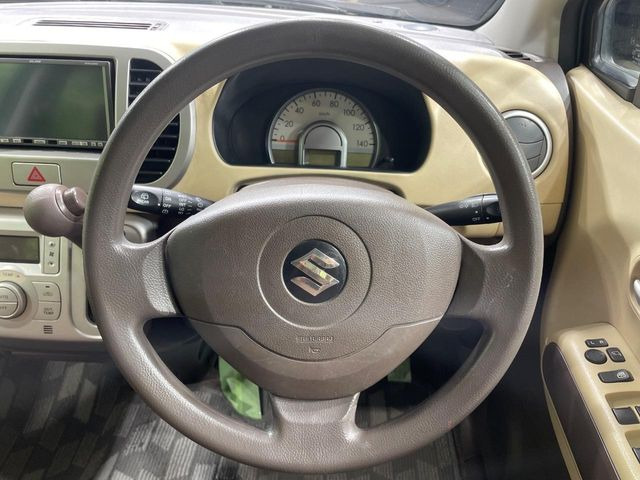 �C���e���A�ɍ��킹���f�U�C���̃X�e�A�����O�́A�^�]�������̂��Ƃ��l���A�^�]���₷���`��A�傫���ł��B�����x�A���ۂɐG���Ă��m���߂��������B