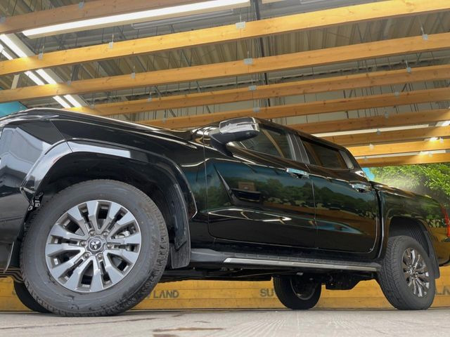 �y����18�C���`�A���~�z�C�[���z�O�ςɃ}�b�`���������A���~�z�C�[���𑕒����Ă���܂��B�e��ЊO�A���~�z�C�[����A�X�^�b�h���X�^�C�����戵�����Ă���܂��B���񂲑��k����������