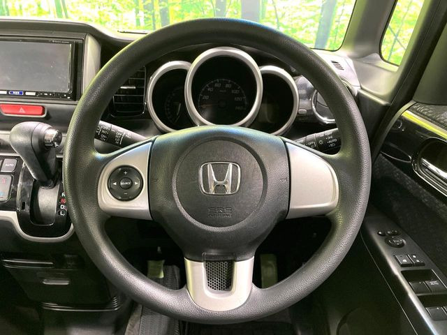 �C���e���A�ɍ��킹���f�U�C���̃X�e�A�����O�́A�^�]�������̂��Ƃ��l���A�^�]���₷���`��A�傫���ł��B�����x�A���ۂɐG���Ă��m���߂��������B