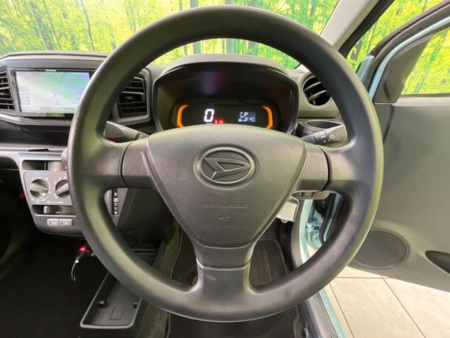 �C���e���A�ɍ��킹���f�U�C���̃X�e�A�����O�́A�^�]�������̂��Ƃ��l���A�^�]���₷���`��A�傫���ł��B�����x�A���ۂɐG���Ă��m���߂��������B