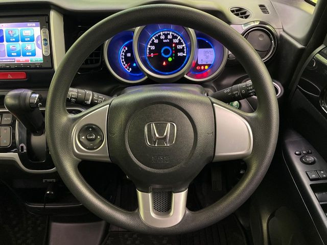 �C���e���A�ɍ��킹���f�U�C���̃X�e�A�����O�́A�^�]�������̂��Ƃ��l���A�^�]���₷���`��A�傫���ł��B�����x�A���ۂɐG���Ă��m���߂��������B