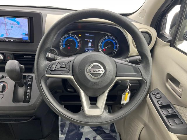 �C���e���A�ɍ��킹���f�U�C���̃X�e�A�����O�́A�^�]�������̂��Ƃ��l���A�^�]���₷���`��A�傫���ł��B�����x�A���ۂɐG���Ă��m���߂��������B