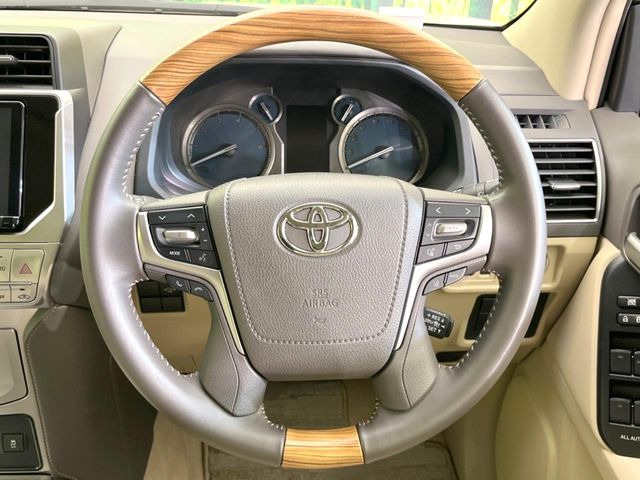 【ウッドコンビステアリング】高級感ある木目調パーツを採用した手に良く馴染むコンビハンドル。運転席廻りの雰囲気も一気に豪華になります!