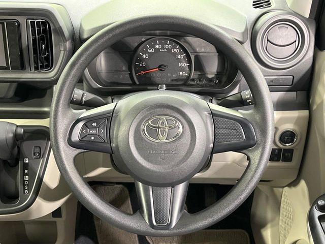 �C���e���A�ɍ��킹���f�U�C���̃X�e�A�����O�́A�^�]�������̂��Ƃ��l���A�^�]���₷���`��A�傫���ł��B�����x�A���ۂɐG���Ă��m���߂��������B