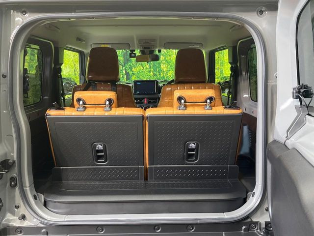 ���i�̂���������ʋ΁A���}���ɏ\���ȉ׎��X�y�[�X���m�ۂ��Ă���܂��B�Z�J���h�V�[�g��|���ƁA�傫�ȉו��̐ύڂ��\�ł���