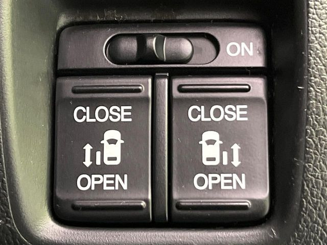 �y�����X���C�h�h�A�z���ԏ�ŗׂ̎ԂƂ̊Ԋu���������ɂ������A�X���C�h�h�A�Ȃ���S!�h�A�I�[�v������������炸�A�J�������L���̂ŏ��~�肪�Ƃ��Ă��ȒP�ł��B�傫�ȉו��̏o���������Ȃ���\��