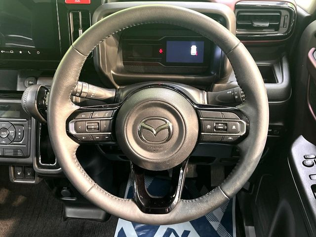 �C���e���A�ɍ��킹���f�U�C���̃X�e�A�����O�́A�^�]�������̂��Ƃ��l���A�^�]���₷���`��A�傫���ł��B�����x�A���ۂɐG���Ă��m���߂��������B