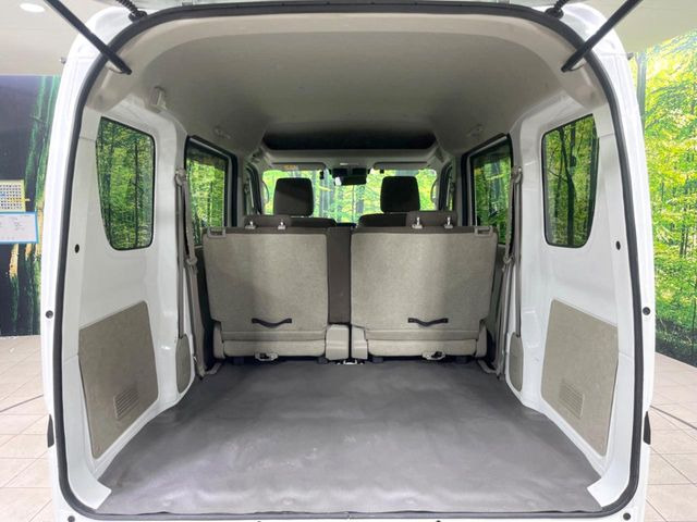 ���i�̂���������ʋ΁A���}���ɏ\���ȉ׎��X�y�[�X���m�ۂ��Ă���܂��B�Z�J���h�V�[�g��|���ƁA�傫�ȉו��̐ύڂ��\�ł���