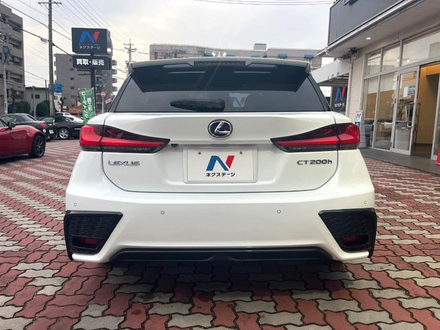 ��D�]�𒸂��Ă���܂��{�f�B�̒e�X�v���b�V���R�[�g���D�]��t���B�ʏ�̃K���X�R�[�g�ƈقȂ�A�ϋv�N��6�N�̖��@���K���X�R�[�e�B���O���A�{�f�B���L���C�ȏ�Ԃɕۂ��Ă���܂��B