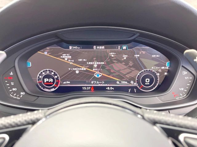 ���o�[�`�����R�b�N�s�b�g:�S�̂��t���p�l���ƂȂ��Ă����i�I�ȃ��[�^�[�p�l���B�ʏ�̃X�s�[�h���[�^�[�Ƃ��Ă̋@�\�͂������A�i�r�E�I�[�f�B�I�@�\�̊m�F�E������ł��A�^�]�ɏW�����₷���Ȃ��Ă���܂��B